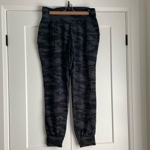 Athleta size XL Tall salutation jogger in camo